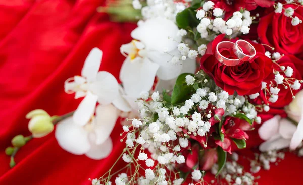 Anéis Casamento Com Flores Fundo Veludo Vermelho — Fotografia de Stock