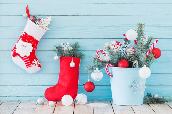 蓝钩针蓝木背景的圣诞长袜和冷杉枝条 — 图库照片