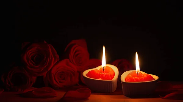红色玫瑰 有燃烧的蜡烛和深色背景 — 图库照片