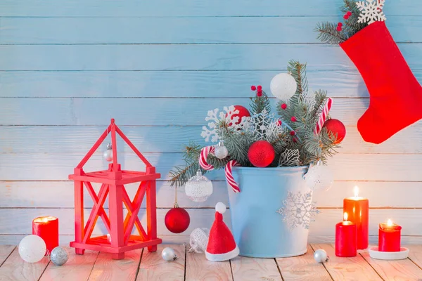 Jul Dekorationer Med Brinnande Ljus Blå Trä Bakgrund — Stockfoto