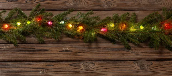 在深色木背景五颜六色的圣诞灯 — 图库照片