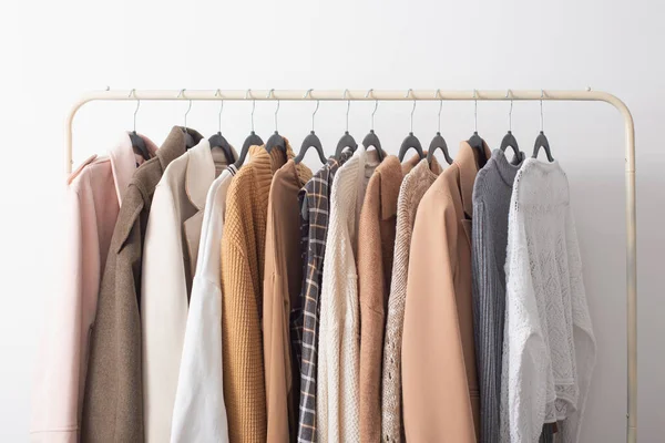 Vrouwelijke Herfstkleding Hangers Witte Kamer — Stockfoto