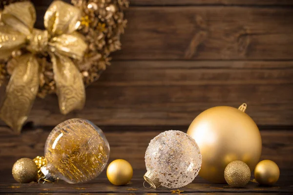 Weihnachten Goldene Kugeln Und Kranz Auf Dunklem Holzgrund — Stockfoto