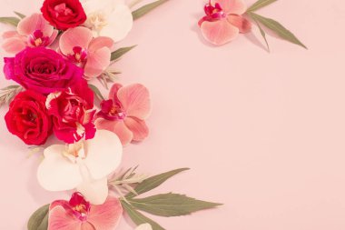 Renkli kağıtta yaz çiçeklerinin deseni