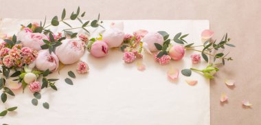 Arka planda güzel güller Eski kağıt