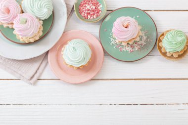 Kekler beyaz ahşap arka planda tabaklar üzerinde