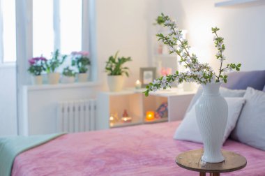 Bahar çiçekleriyle dolu yatak odasının içi pembe ve beyaz.