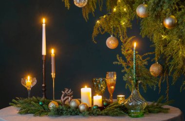 yeşil ve altın noel dekoru masanın üzerinde koyu arkaplanda