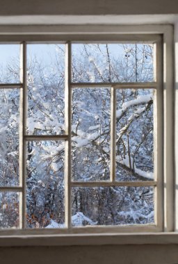 Karlı güzel manzaralı eski bir pencere.