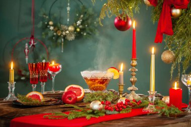 Vazoda sıcak punç ve eski tarz Noel dekorasyonu.