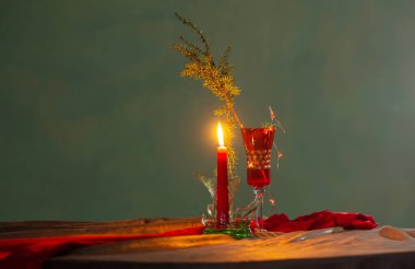 Noel 'de yanan mum ve kırık camlarla dolu eski moda bir hayat.