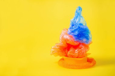 Parlak sarı arkaplanda plastik çöp