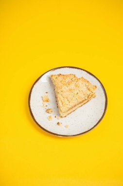 Sarı arka planda meyveli kısa hamurlu börek