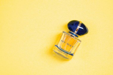 Krichev, Belarus - 14 Aralık 2022: Giorgio Armani 'den bir şişe parfüm: Sarı arka planda My Way Eau de Parfum