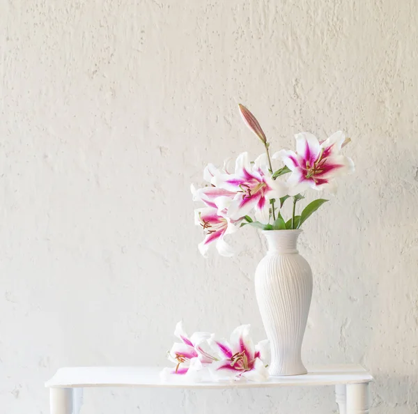 Beaux Lis Dans Vase Céramique Sur Fond Blanc Mur — Photo