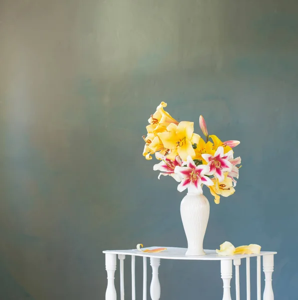 Lillies Vaso Bianco Fondo Blu — Foto Stock