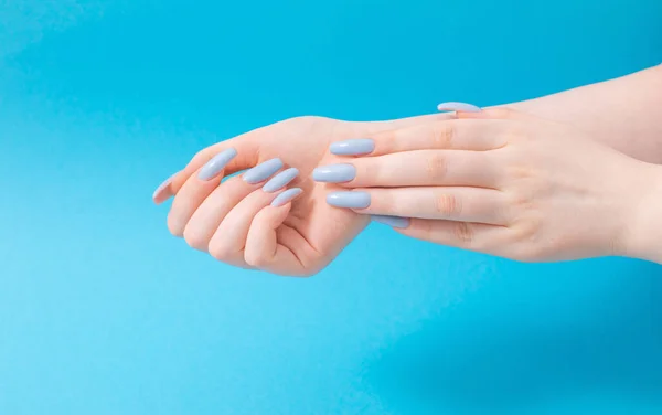Mãos Femininas Com Bela Manicure Azul Fundo Azul — Fotografia de Stock