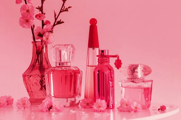 Ramas Almendras Florecientes Jarrón Botella Perfumes Color Moda Del Año — Foto de Stock