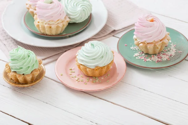 Cupcakes Piring Pada Latar Belakang Kayu Putih — Stok Foto