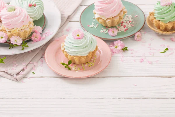 Розовые Зеленые Кексы Весенними Цветами Белом Деревянном Фоне — стоковое фото
