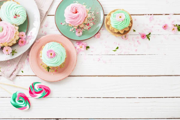 Osterhintergrund Mit Cupcakes Lutschern Und Frühlingsblumen — Stockfoto