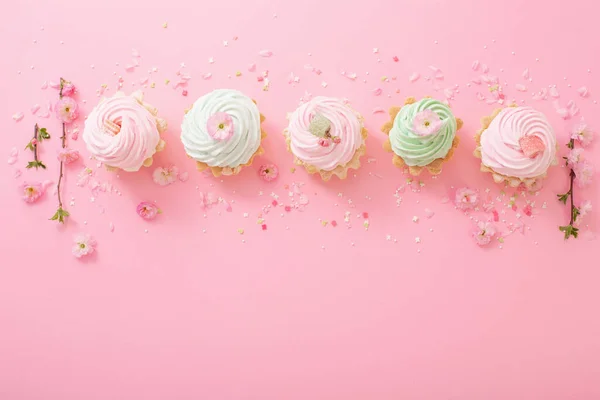 Cupcakes Roses Verts Avec Des Fleurs Printanières Sur Fond Rose — Photo