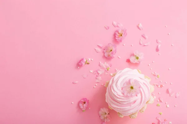 粉色纸杯蛋糕 带有粉红色背景的春花 — 图库照片