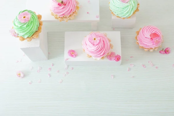 Cupcakes Rosas Verdes Con Flores Primavera Sobre Podios Madera Sobre — Foto de Stock