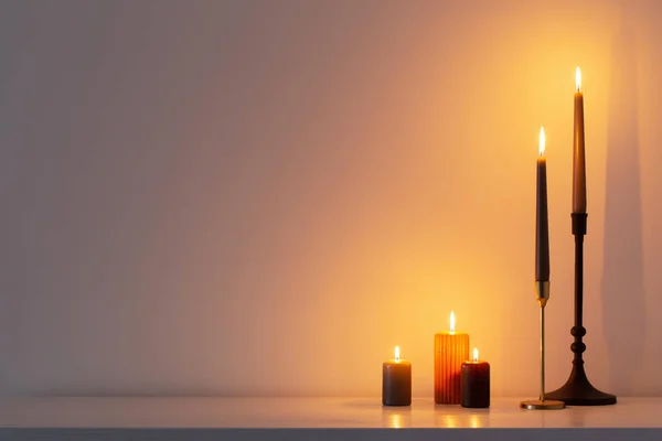 Brennende Kerzen Auf Weißem Holzregal Weißen Inneren — Stockfoto