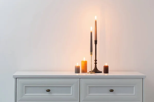 Brennende Kerzen Auf Weißem Holzregal Weißen Inneren — Stockfoto