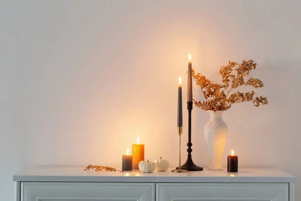 Schöne Herbstliche Wohnkultur Mit Brennenden Kerzen Weißen Interieur — Stockfoto