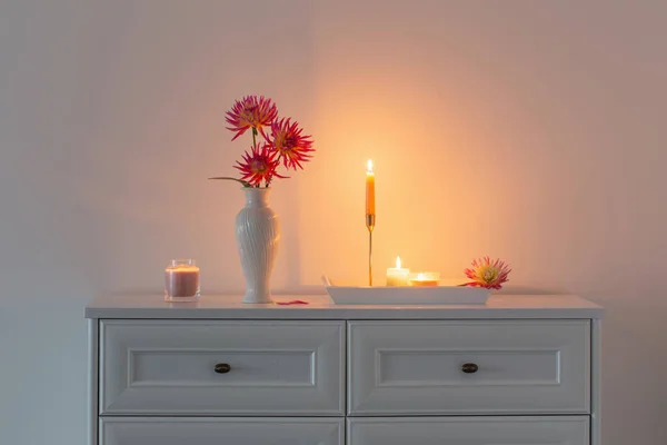 Mooie Roze Dahlia Witte Vaas Brandende Kaarsen Witte Achtergrond — Stockfoto
