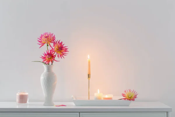 Schöne Rosa Dahlie Weißer Vase Und Brennende Kerzen Auf Weißem — Stockfoto