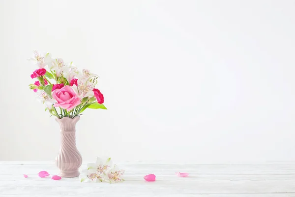 白を背景にピンクと白の花を咲かせ — ストック写真