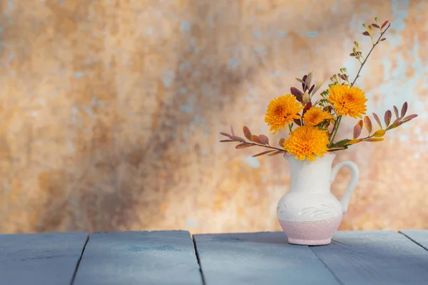 Хризантема Цветы Кувшине Заднем Плане Старой Стены Солнечном Свете — стоковое фото