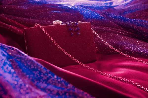 带蓝色和洋红色背景珠宝的离合器 — 图库照片