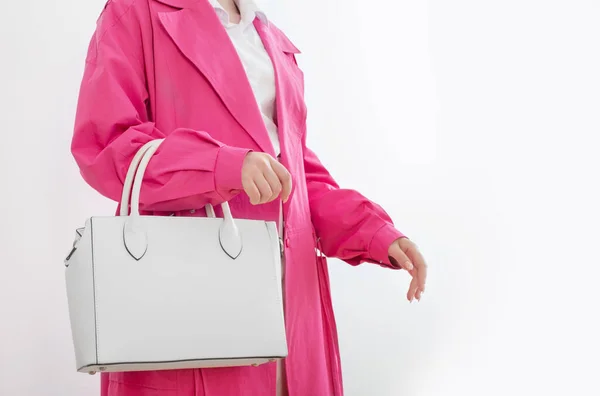 ホワイトハンドバッグ付きピンクトレンチコートの女性 — ストック写真