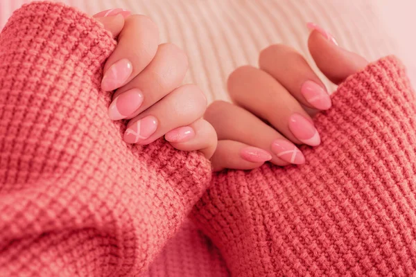 Vrouwen Handen Met Manicure Met Gebreide Deken — Stockfoto