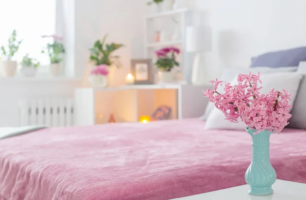 Interior Rosa Branco Quarto Com Flores Primavera — Fotografia de Stock