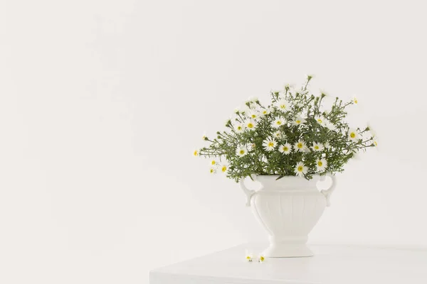 Beyaz Vazodaki Beyaz Çiçekler Beyaz Kısımda — Stok fotoğraf