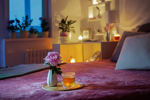 Άνετο Υπνοδωμάτιο Βράδυ Λουλούδια Και Τσάι — Φωτογραφία Αρχείου