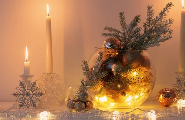 Decoración Navidad Con Velas Encendidas Interior Blanco —  Fotos de Stock