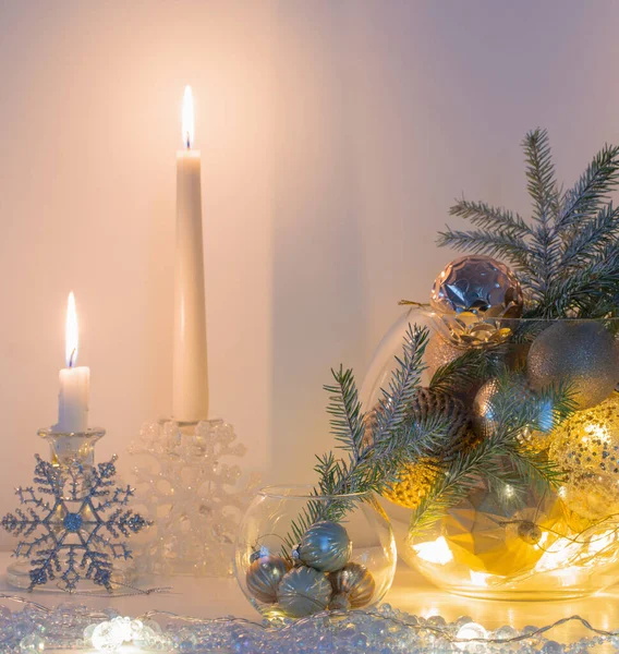 Jul Dekoration Med Brinnande Ljus Vit Interiör — Stockfoto