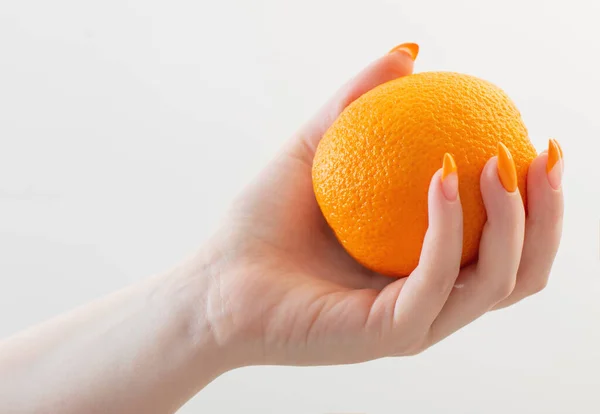 Weibliche Hände Mit Orange Auf Weißem Hintergrund — Stockfoto