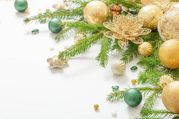 Χρυσά Και Πράσινα Χριστουγεννιάτικα Στολίδια Λευκό Φόντο — Φωτογραφία Αρχείου