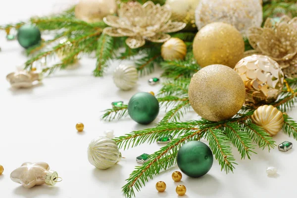 Goldene Und Grüne Weihnachtsdekoration Auf Weißem Hintergrund — Stockfoto