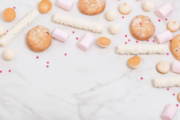 白色大理石背景的糖果和饼干 — 图库照片