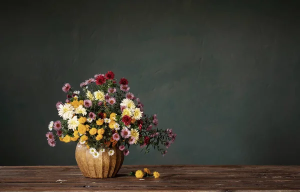 Bouquet Colorful Chrysanthemums Vase Background Dark Wall — Stock Photo, Image