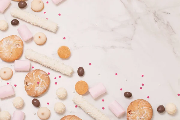 Cukierki Ciasteczka Białym Tle Marmuru — Zdjęcie stockowe