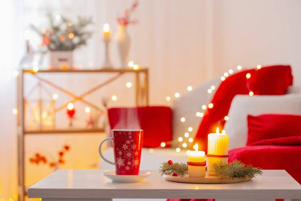 Чашка Гарячого Напою Різдвяними Прикрасами Білому Червоному Кольорах Вдома — стокове фото